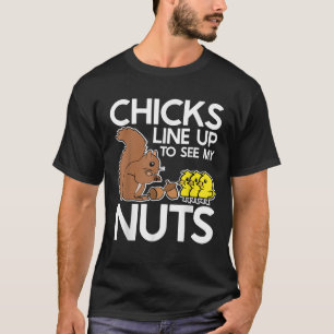 Die Hühner reihen sich auf, um mein Nüsse-Shirt zu T-Shirt