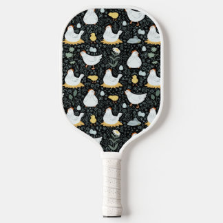 Die Hühner träumen in der Kulisse des Schwarzen Pickleball Schläger