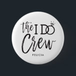 Die I-Crew | Individuelle Name Wedding Party Button<br><div class="desc">Lassen Sie die phantastischen Leute in Ihrer Hochzeitsfeier mit diesen Pinback-Buttons ein ganz besonderes und geschätztes Gefühl haben. Das Design enthält die Worte "Die I do Crew" in einem eleganten und dennoch modernen Schriftstil. Das Wort "do" enthält einen glänzenden Diamantenring anstelle des Buchstabens "O", um die Heirat der Braut und...</div>