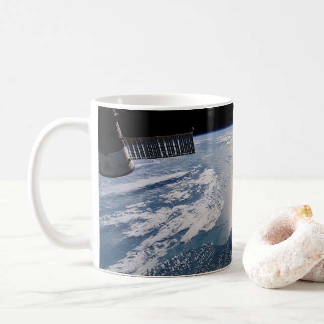 Die Internationale Raumstation über dem Atlantik Kaffeetasse (Mit Donut)