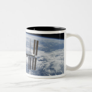 Die internationale Weltraumstation in der Bahn Zweifarbige Tasse