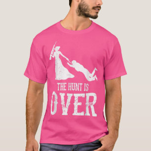 Die Jagd auf den Mann ist über die Hochzeitsfeier T-Shirt