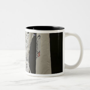 Die japanisches Experiment-Modul herausgestellte Zweifarbige Tasse