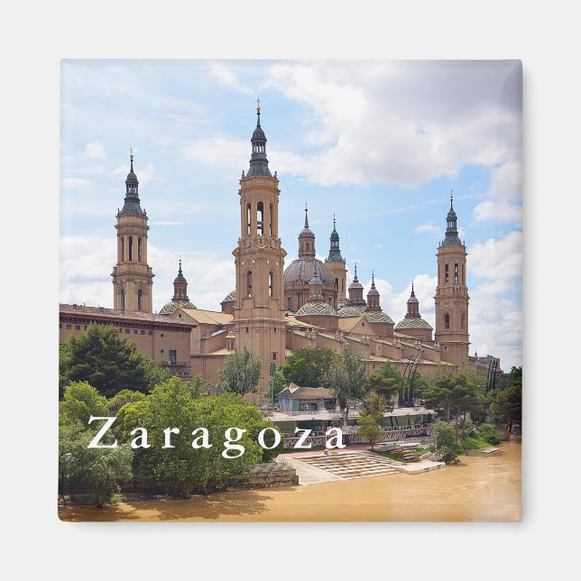 Die Kathedrale der Gottesmutter der Säule und des  Magnet (Vorne)