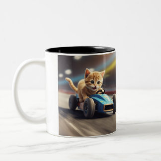 Die Katze fährt ein blaues Rennauto 2024 Zweifarbige Tasse