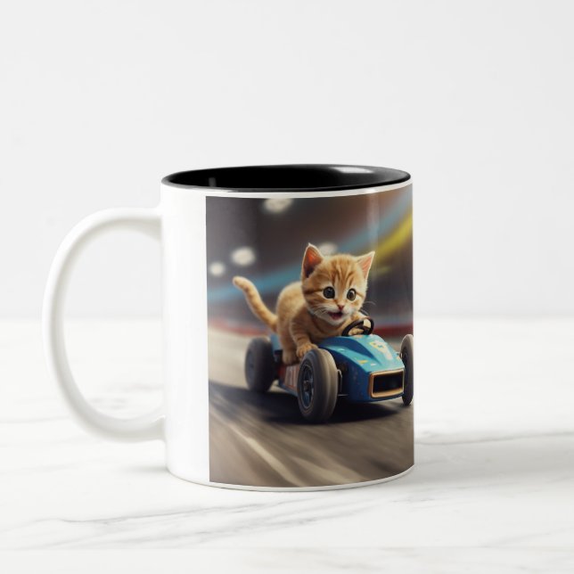 Die Katze fährt ein blaues Rennauto 2024 Zweifarbige Tasse (Links)