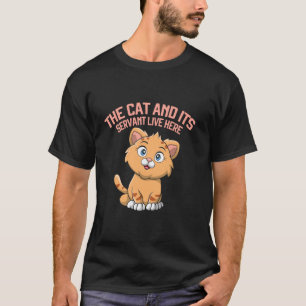 Die Katze und ihr Diener leben hier Cat Dad T-Shirt