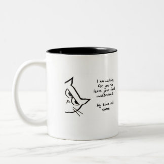Die Katze wartet, um Ihre Nahrung zu stehlen - Zweifarbige Tasse