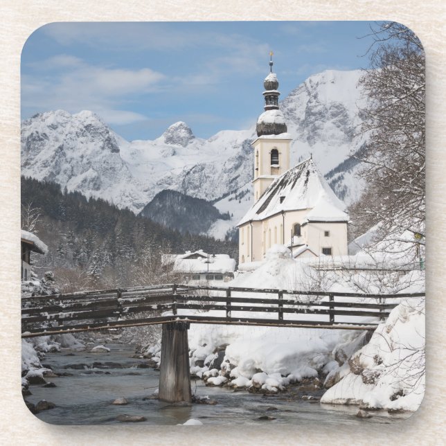 Die Kirche im Schnee mit den Alpen im Winter Getränkeuntersetzer (Vorderseite)