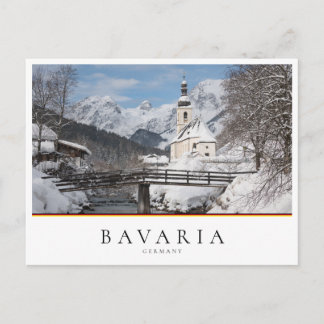 Die Kirche im Schnee mit den Alpen im Winter Postkarte