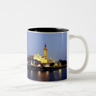 Die Kirche Sant'Anastasia in Verona, Italien. Zweifarbige Tasse