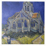 Die Kirche von Auvers von Vincent van Gogh Fliese<br><div class="desc">Vincent Willem van Gogh war ein postimpressionistischer Maler holländischer Herkunft, dessen Werk - bemerkenswert für seine raue Schönheit, emotionale Ehrlichkeit und seine kühne Farbe - weit reichenden Einfluss auf die Kunst des 20. Jahrhunderts hatte. Nach Jahren schmerzhafter Angst und häufiger psychischer Erkrankungen starb er 37 Jahre an einer Schussverletzung, die...</div>