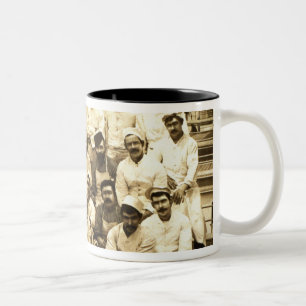 Die Köche des Schiffs an Bord R.M.S. Teutonic Zweifarbige Tasse