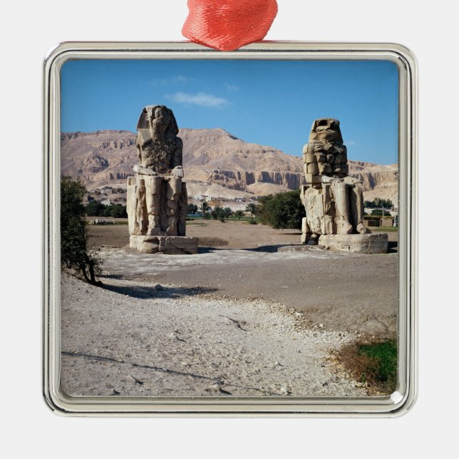 Die Kolosse von Memnon, Statuen von Amenhotep Silbernes Ornament (Vorne)