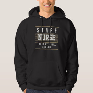 Die Krankenpflegerin kümmert sich um die fachliche Hoodie