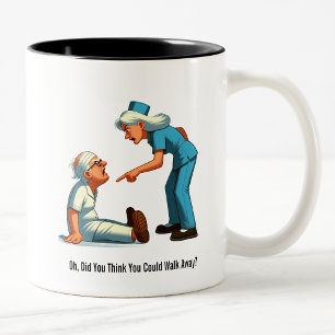 Die Krankenschwester klopft einen älteren Patiente Zweifarbige Tasse