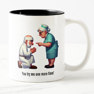 Die Krankenschwester klopft einen älteren Patiente Zweifarbige Tasse