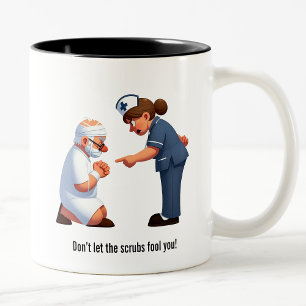 Die Krankenschwester klopft einen älteren Patiente Zweifarbige Tasse