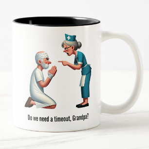Die Krankenschwester klopft einen älteren Patiente Zweifarbige Tasse