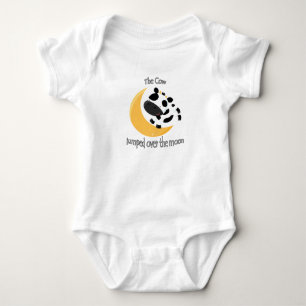 Die Kuh sprang über das niedliche Shirt des Monde