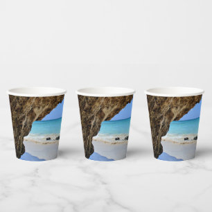 Die Küste des tropischen Strandes mit dem großen F Pappbecher