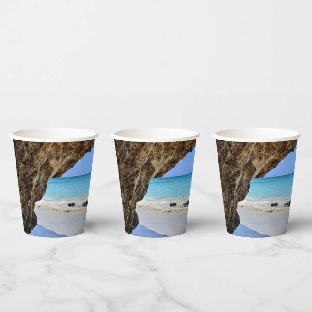 Die Küste des tropischen Strandes mit dem großen F Pappbecher (Multi)