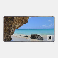 Die Küste des tropischen Strandes mit dem großen F
