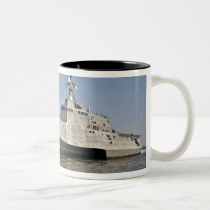 Die Küstenkampfschiff Unabhängigkeit laufend Zweifarbige Tasse