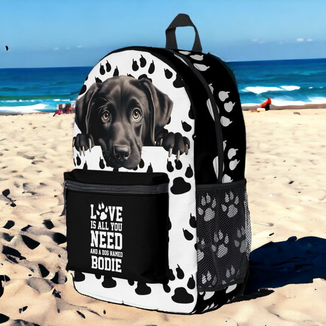 Die Labrador-Liebe ist alles, was Sie brauchen und Bedruckter Rucksack (Labrador Love is all you need and a dog named Printed Backpack from Ricaso. Add your dogs name)