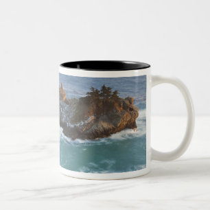 Die landschaftlich reizvolle McWay Falls stürzt au Zweifarbige Tasse