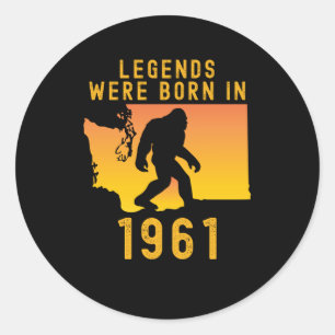 Die Legenden waren 1961 im Retro-Bigfoot Geboren Runder Aufkleber