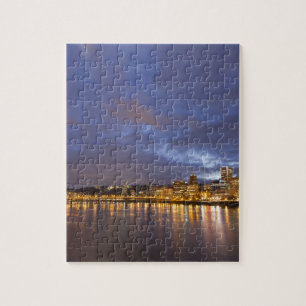 Die Lichter der Stadt spiegeln sich im Fluss Willa