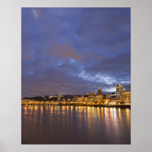 Die Lichter der Stadt spiegeln sich im Fluss Willa Poster