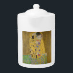 Die Liebhaber des Kissens von Embrace von Gustav K<br><div class="desc">Sonnenlicht strahlt von der wirbelnden goldenen Umarmung ab, die die Liebhaber des Meisterwerks von Gustav Klimt, dem Kuss, umgibt. Die Szene ist ein Paradoxon von Intimität und Isolation. Das Ehepaar steht an einem Abgrund, einem Feld von bunten Blume zu Füßen, aber sie sind sich der Welt um sie herum nicht...</div>