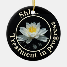 Die Lotus-Blume im Behandlungsraum stört nicht Keramik Ornament