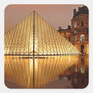 Die Louvre-Pyramide im Hof des Louvre Quadratischer Aufkleber