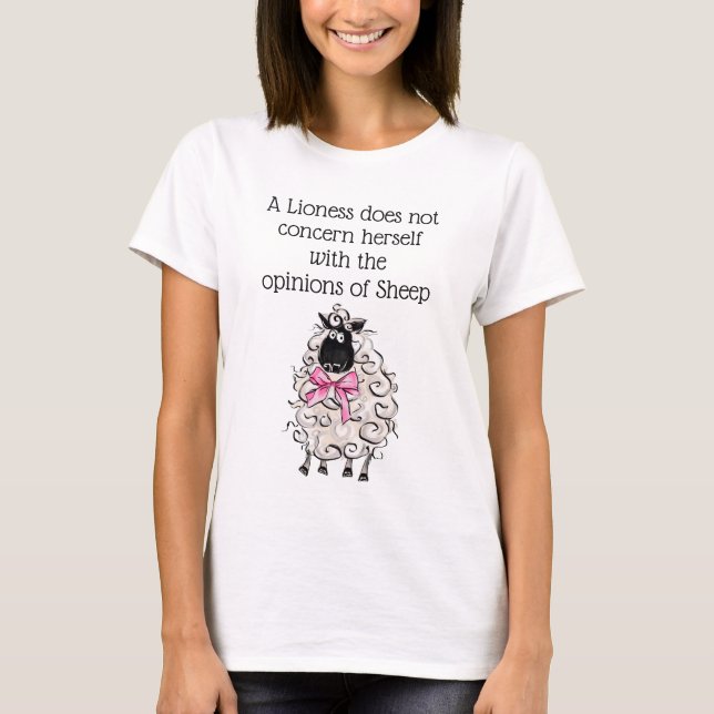 Die Löwin betrifft sich nicht mit Schafen T-Shirt (Vorderseite)