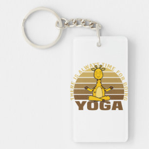 Die lustige niedliche Giraffe macht Yoga. lustige Schlüsselanhänger