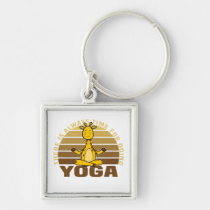 Die lustige niedliche Giraffe macht Yoga. lustige Schlüsselanhänger