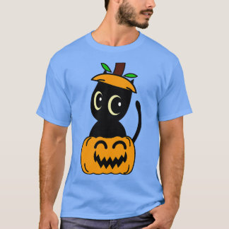 Die lustige schwarze Katze ist in einem Kürbiskeim T-Shirt