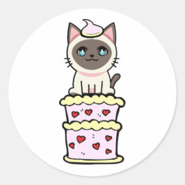 Die lustige siamesische Katze springt aus einem Ku Runder Aufkleber