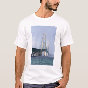 Die Mackinac Bridge über die Meerenge von T-Shirt