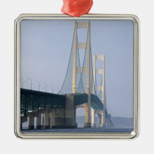 Die Mackinac Bridge überspannt die Meerenge von Ornament Aus Metall