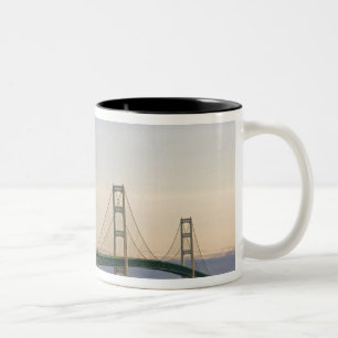 Die Mackinac Bridge überspannt die Straße von 3 Zweifarbige Tasse