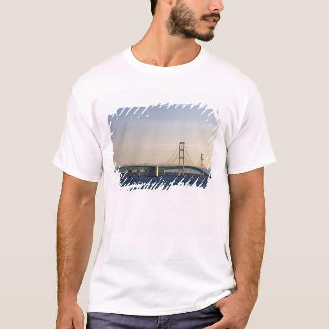 Die Mackinac-Brücke über die Straße 3 T-Shirt (Vorderseite)