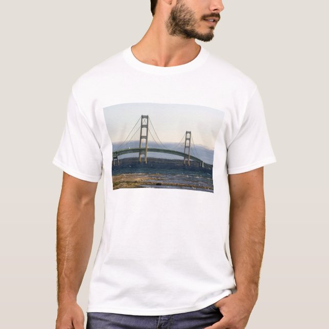 Die Mackinac-Brücke über die Straße 4 T-Shirt (Vorderseite)