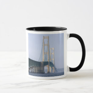Die Mackinac-Brücke überspannt die Meerenge von Tasse