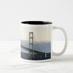 Die Mackinac-Brücke überspannt die Straße von 4 Zweifarbige Tasse