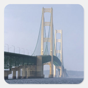 Die Mackinac-Brücke überspannt die Straße von Quadratischer Aufkleber