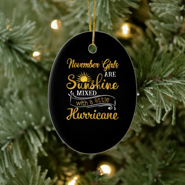 Die Mädchen im November sind ein Sonnenschein, der Keramik Ornament (Baum)